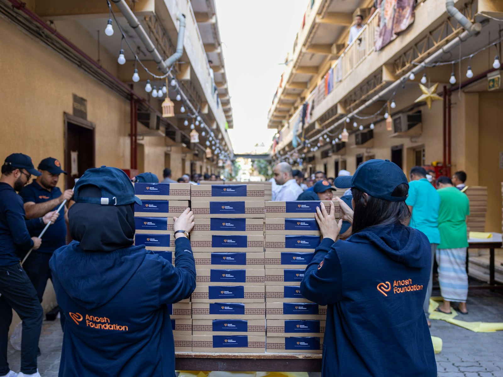 Voluntários organizam caixas de alimentos para distribuição.